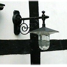 Der nach unten gerichtete Lichtkegel sorgt abends für Orientierung und eine warme, einladende Atmosphäre.