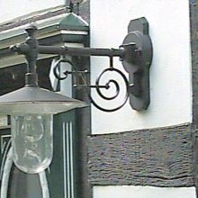 Die Wahl des Glaszylinders bestimmt Lichtwirkung und Atmosphäre – kräftiger oder weicher, je nach Stil.