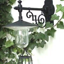 Die Kombination aus Aluminiumguss und Zylinderglas harmoniert mit Naturmaterialien und schafft eine ruhige Lichtstimmung.
