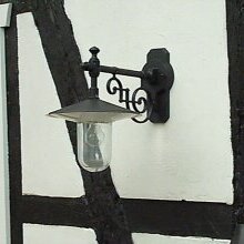 Die Leuchte strukturiert Außenflächen subtil, ohne als optisches Hauptmotiv aufzutreten – ideal für ruhige, stimmige Gestaltung.