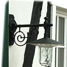 In ausgeschaltetem Zustand wirkt die Leuchte als stilvolles architektonisches Detail und unterstützt den Charakter der Fassade.