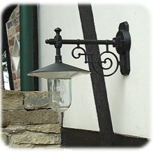 Genova 41213 – Beleuchtung für Gartenhäuser und Nebenbauten

Ihre kompakte Größe macht die Leuchte ideal für kleinere Gebäude und funktionale Architektur, die stilvoll inszeniert werden soll.