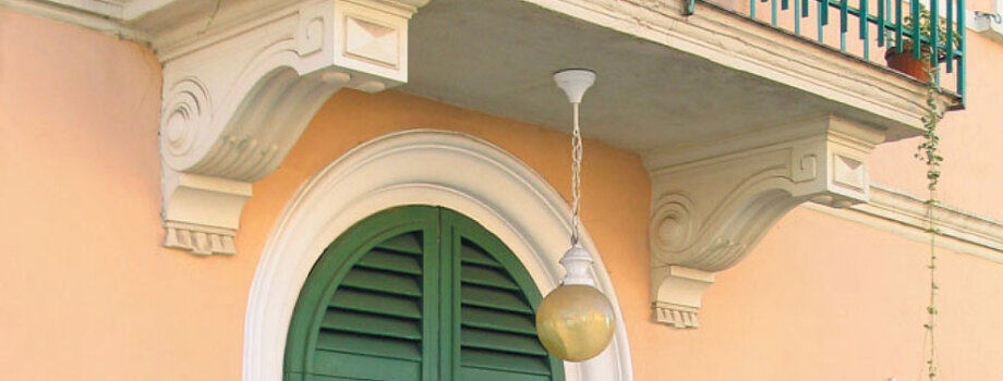 mediterranes Design mit Glaskugel und Deckenkette, moderne Technik – zeitlos und funktional.