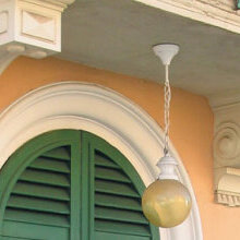 mediterranes Design mit Glaskugel und Deckenkette, moderne Technik – zeitlos und funktional.