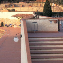 Der kunstvoll geschwungene Arm setzt elegante Akzente an jeder Fassade wie hier auf dem Bild, an einer großen Treppe am See.