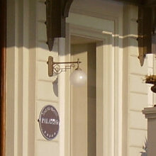 große, mediterrane Jugendstil Wandleuchte 
verleiht dem Außenbereich eine charmante Südstaaten-Ausstrahlung.