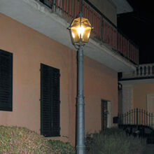Diese mediterrane Aussenleuchte Lampe kommt aus der Leuchten und Lampen Serie Laterna Italia. Dazu gehˆren auch Masten und Standleuchten. Sie passt gut zu klassischen und mediterranen H‰usern und G‰rten. Geeignet f¸r Haus und Garten, H‰user und G‰rten als Outdoor Leuchte oder Aussenleuchte im mediterranen Stil. Verkauf ¸ber M & V  Tina Maiwald Leuchten, Laternen und Lampen.Surya Wandlampe.