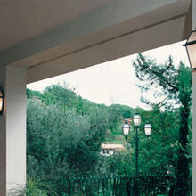 mediterrane Wandleuchte am Hauspfeiler. 6 Lampenscheiben. Höhe: 460mm Tiefe: 168mm Breite: 235mm E27 IP44