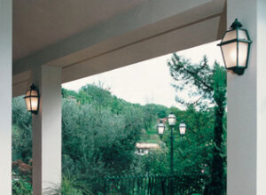 mediterrane Wandleuchte am Hauspfeiler. 6 Lampenscheiben. Höhe: 460mm Tiefe: 168mm Breite: 235mm E27 IP44