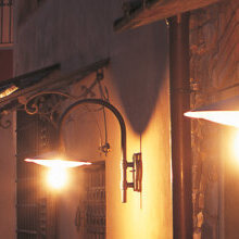 Schlichtes Design, das wirkt – auch im letzten Sonnenlicht.Schirmlose Klarheit
Ohne Lampenglas – minimalistisch, stilvoll, individuell bestückbar.