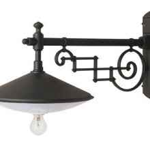 Großformatige Außenwandleuchte im klassischen Jugendstil für repräsentative Fassaden.