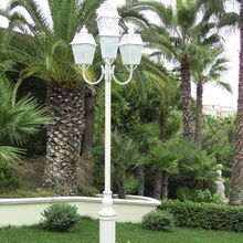 Diese mediterrane Aussenleuchte Lampe kommt aus der Leuchten und Lampen Serie Laterna Italia. Dazu gehˆren auch Masten und Standleuchten. Sie passt gut zu klassischen und mediterranen H‰usern und G‰rten. Geeignet f¸r Haus und Garten, H‰user und G‰rten als Outdoor Leuchte oder Aussenleuchte im mediterranen Stil. Verkauf ¸ber M & V  Tina Maiwald Leuchten, Laternen und Lampen.Surya Wandlampe.