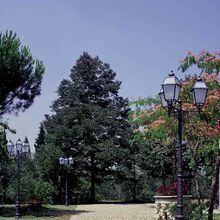 Diese mediterrane Aussenleuchte Lampe kommt aus der Leuchten und Lampen Serie Laterna Italia. Dazu gehˆren auch Masten und Standleuchten. Sie passt gut zu klassischen und mediterranen H‰usern und G‰rten. Geeignet f¸r Haus und Garten, H‰user und G‰rten als Outdoor Leuchte oder Aussenleuchte im mediterranen Stil. Verkauf ¸ber M & V  Tina Maiwald Leuchten, Laternen und Lampen.Surya Wandlampe.