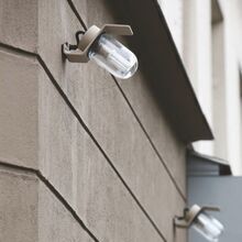 Erhältlich in 26 Farben, fügt sich die Sherlock Wandleuchte harmonisch in verschiedene Architekturstile ein. Ihr eckiges Aluminium-Gehäuse und die Schutzklasse IP65 machen sie zur idealen Lichtquelle für Terrassen und Balkone.
