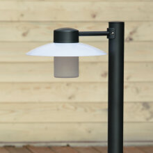 Die Gartenleuchte Aubanne Nr. 3 verbindet ein zeitloses Design mit modernen Materialien – perfekt für jeden Außenbereich.