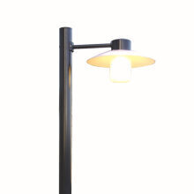 Hergestellt aus robustem Aluminium, bietet die Aubanne Nr. 4 Langlebigkeit und ästhetischen Charme für Außenbereiche.