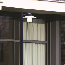Die Aubanne Nr. 4 von Roger Pradier kombiniert modernes Design und hochwertige Materialien für eine stilvolle Beleuchtung Ihres Gartens.