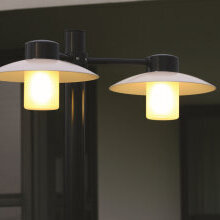 Die Aubanne Nr. 5 sorgt mit ihren zwei Reflektoren aus Opal-Polycarbonat für weiches, einladendes Licht.
