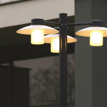 Mit ihren drei opalen Reflektoren sorgt die Aubanne Nr. 6 für sanftes, gleichmäßiges Licht – ideal für Wege, Terrassen und Einfahrten.