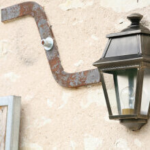 Die Wand-Halblaterne betont Terrassenbereiche mit funktionalem Licht.