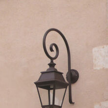 Avenue-3 Nr. 03 Wandleuchte von Roger Pradier mit Bischofstab-Design sorgt für elegante Lichtakzente.