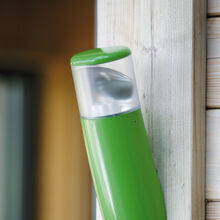 Die Außenwandleuchte ergänzt Terrassenbereiche mit präzisem Licht.