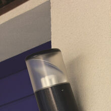Die Bamboo ist eine stilvolle Außenleuchte aus Aluminium, die mit ihrem schlichten Zylinderdesign ideal für Balkone und Terrassen ist. Ihr Lampenkopf lässt sich individuell ausrichten.