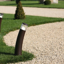 Die Bamboo vereint ein schlichtes, gebogenes Design mit robustem Aluminiumgehäuse. Ihr verstellbarer Lampenkopf sorgt für individuell einstellbares Licht, perfekt für Balkone und Gartenwege.