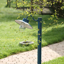 Strukturierte Lichtverteilung entlang von Gartenwegen.