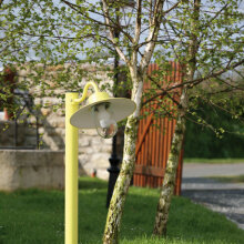Die Belcour Nr. 3 ist die ideale Wahl für Gartenleuchten, die sowohl ästhetisch als auch langlebig sein sollen.