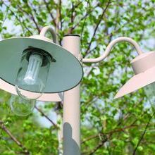 Diese stilvolle Gartenleuchte von Roger Pradier kombiniert französische Eleganz mit moderner Funktionalität für eine beeindruckende Außenbeleuchtung.