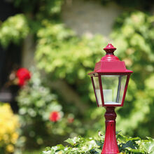 Diese mediterrane Aussenleuchte Cenonceau kommt aus der Leuchten Serie Lampade Francais. Sie passt gut zu klassischen und mediterranen H‰usern und G‰rten. Geeignet f¸r Haus und Garten, H‰user und G‰rten als Outdoor Leuchte oder Aussenleuchte im mediterranen Stil. Verkauf ¸ber M & V  Tina Maiwald Leuchten, Laternen und Lampen.Roger Pradier