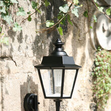 Diese mediterrane Aussenleuchte Cenonceau kommt aus der Leuchten Serie Lampade Francais. Sie passt gut zu klassischen und mediterranen H‰usern und G‰rten. Geeignet f¸r Haus und Garten, H‰user und G‰rten als Outdoor Leuchte oder Aussenleuchte im mediterranen Stil. Verkauf ¸ber M & V  Tina Maiwald Leuchten, Laternen und Lampen.Roger Pradier