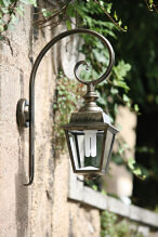 Diese mediterrane Aussenleuchte Cenonceau kommt aus der Leuchten Serie Lampade Francais. Sie passt gut zu klassischen und mediterranen H‰usern und G‰rten. Geeignet f¸r Haus und Garten, H‰user und G‰rten als Outdoor Leuchte oder Aussenleuchte im mediterranen Stil. Verkauf ¸ber M & V  Tina Maiwald Leuchten, Laternen und Lampen.Roger Pradier