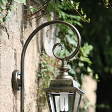 Diese mediterrane Aussenleuchte Cenonceau kommt aus der Leuchten Serie Lampade Francais. Sie passt gut zu klassischen und mediterranen H‰usern und G‰rten. Geeignet f¸r Haus und Garten, H‰user und G‰rten als Outdoor Leuchte oder Aussenleuchte im mediterranen Stil. Verkauf ¸ber M & V  Tina Maiwald Leuchten, Laternen und Lampen.Roger Pradier