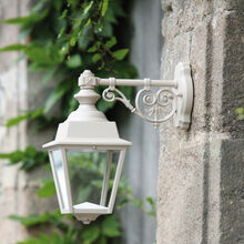 Diese mediterrane Aussenleuchte Cenonceau kommt aus der Leuchten Serie Lampade Francais. Sie passt gut zu klassischen und mediterranen H‰usern und G‰rten. Geeignet f¸r Haus und Garten, H‰user und G‰rten als Outdoor Leuchte oder Aussenleuchte im mediterranen Stil. Verkauf ¸ber M & V  Tina Maiwald Leuchten, Laternen und Lampen.Roger Pradier