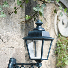 Diese mediterrane Aussenleuchte Cenonceau kommt aus der Leuchten Serie Lampade Francais. Sie passt gut zu klassischen und mediterranen H‰usern und G‰rten. Geeignet f¸r Haus und Garten, H‰user und G‰rten als Outdoor Leuchte oder Aussenleuchte im mediterranen Stil. Verkauf ¸ber M & V  Tina Maiwald Leuchten, Laternen und Lampen.Roger Pradier