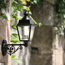 Diese mediterrane Aussenleuchte Cenonceau kommt aus der Leuchten Serie Lampade Francais. Sie passt gut zu klassischen und mediterranen H‰usern und G‰rten. Geeignet f¸r Haus und Garten, H‰user und G‰rten als Outdoor Leuchte oder Aussenleuchte im mediterranen Stil. Verkauf ¸ber M & V  Tina Maiwald Leuchten, Laternen und Lampen.Roger Pradier