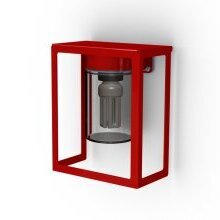 Die Hugy kann mit einem Bewegungsmelder ausgestattet werden, um funktionale und stilvolle Beleuchtung zu gewährleisten. Viereckiges Lampengehäuse. Freche Farben. Offene Seiten mit Zylinderglas. Perfekt für moderne Wohnräume und Fassaden.