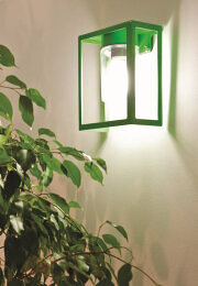 Diese moderne Leuchte aus Aluminium passt sich flexibel an. Die Hugy ist sowohl als Deckenleuchte als auch als Wandleuchte einsetzbar und sorgt für eine elegante Beleuchtung.
Höhe 253 mm und Breite 206 mm, dadurch ist die Hugy ideal für Fassaden, Eingänge oder Gartenmauern.