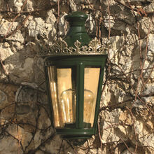 Diese mediterrane Aussenleuchte Louvre_Lampe kommt aus der Leuchten Serie Lampade Francais. Sie passt gut zu klassischen und mediterranen H‰usern und G‰rten. Geeignet f¸r Haus und Garten, H‰user und G‰rten als Outdoor Leuchte oder Aussenleuchte im mediterranen Stil. Verkauf ¸ber M & V  Tina Maiwald Leuchten, Laternen und Lampen.Roger Pradier