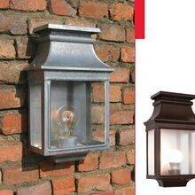Die Louis Philippe Nr. 7 bietet eine klare Verglasung aus 3 Glasscheiben, die für eine optimale Lichtstreuung sorgt. Ihr edles Zinkgehäuse ist ideal für Terrassen und Gartenmauern. Rohes, gebürstetes Zink nimmt im Laufe der Zeit eine grau-bläuliche Patina an.