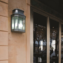 Die Louis Philippe Nr. 2 von Roger Pradier kombiniert robustes Roh-Zink, das mit der Zeit eine natürliche Patina bildet, mit einem zeitlosen Retro-Design. Perfekt für die Beleuchtung von Eingangsbereichen, Terrassen oder Gartenmauern.