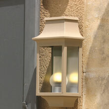 Die Louis Philippe Nr. 7 in der Farbe "Sandstein" von Roger Pradier ist die ideale Wahl für die Beleuchtung von Gartenmauern oder Hauseingängen. Das Design ist viereckig und beeinhaltet 3 klare Glasscheiben und einen optionalen Glaszylinder. Ihr robustes Aluminiumgehäuse sorgt für Langlebigkeit.