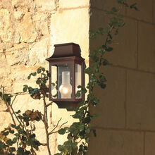 Mit ihrem zeitlosen, flachen, viereckigem Design eignet sich die Wandlampe Louis Philippe Nr. 7 perfekt zur Beleuchtung von Terrassen. Das hochwertige Aluminiumgehäuse ist in verschiedenen Farben erhältlich und wetterbeständig.