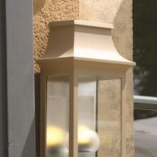 Mit ihrem wetterfesten Aluminiumgehäuse ist die Wandleuchte Louis Philippe Nr. 7 von Roger Pradier ideal für den Einsatz in Gärten, auf Terrassen oder an Gartenmauern geeignet. Das Lampengehäuse ist viereckig und hat 3 Glasscheiben mit einem satiniertem Zylinderglas für das Leuchtmittel.