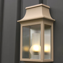 Mit der Louis Philippe Nr. 7 in der Farbe Sandstein, bringt Roger Pradier alt-französisches Flair in moderne Außenbereiche. Diese flache Wandleuchte passt zu traditionellen wie zeitgenössischen Designs. Sie ist viereckig mit drei klaren Glasscheiben. Optional kann das Leuchtmittel mit einem Zylinder aus satiniertem Glas ergänzt werden.