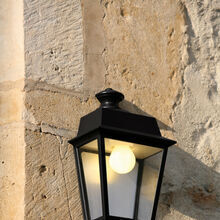 Die Place des Vosges 1 Evolution Nr. 2 von Roger Pradier ist eine elegante Wandleuchte aus Aluminium in verschiedenen Farben. Ihr platzsparendes, flaches Design mit 3 klaren Lampengläsern ermöglicht eine direkte Wandmontage – ideal für Hauseingänge und Gartenmauern.