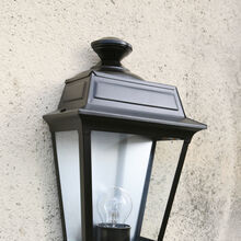 Roger Pradier vereint bei der Place des Vosges Tradition Nr. 2 hochwertiges Aluminium und zeitlose Eleganz. Die 3 klaren Lampengläser sorgen für eine gleichmäßige Lichtverteilung an Hauswänden und Eingangsbereichen.