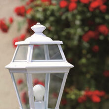 Die dekorative Außenleuchte aus Frankreich überzeugt mit einem viereckigen Lampengehäuse, einem mittel-hohen Lampenmast und hochwertigem Aluminium in über 25 Farben. Perfekt für Mauern, Wege und Terrassen.